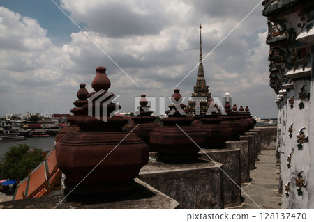 A magnificent and majestic building that reaches to the heavens 128137470