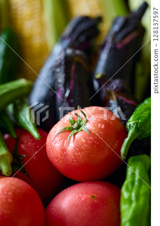 帶水滴的蔬菜 128137597