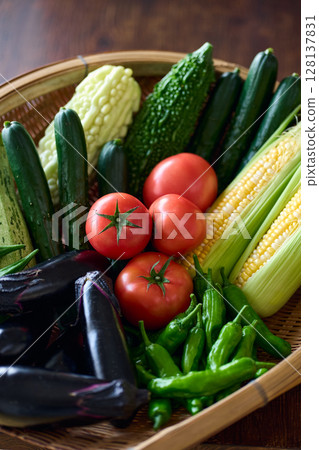 濾鍋裡的夏季蔬菜 濾鍋裡的夏季蔬菜 128137831