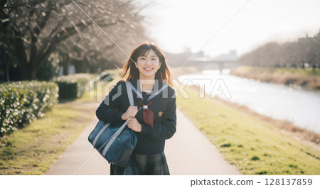 日本高中女生在大自然和城鎮中綻放笑容 128137859