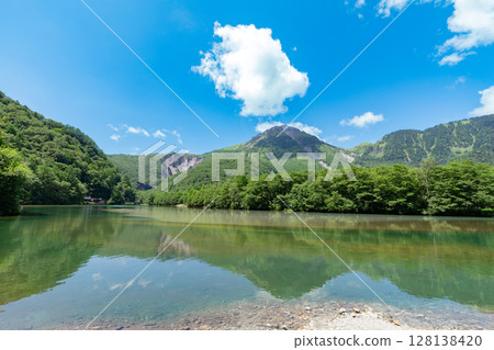 <Nagano Prefecture> The magnificent view of Kamikochi, Taisho Pond 128138420