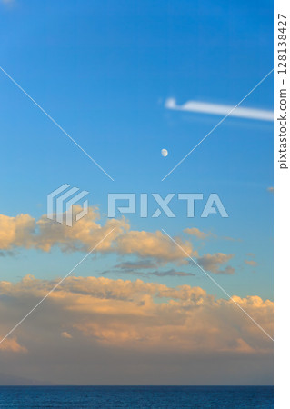 伊豆急行線車窗外的風景。黃昏時分的地平線與白晝的月亮交相輝映。伊豆半島，靜岡縣，伊豆急行線內部 2024 128138427