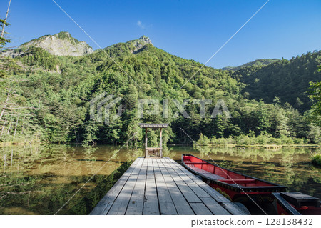 <長野>上高地的壯麗景色：明神池與明神山 128138432