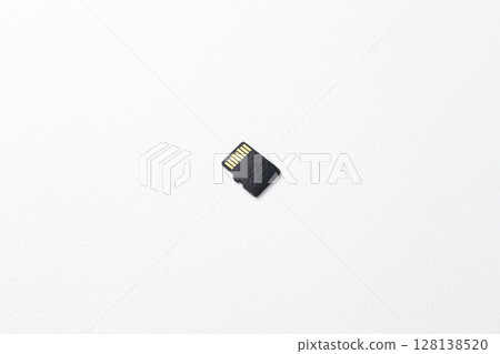 白色背景上的微型 SD 卡 128138520
