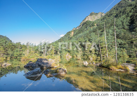<長野>上高地的壯麗景色：明神池與二之池 128138635