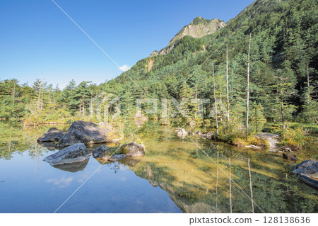 <長野>上高地的壯麗景色：明神池與二之池 128138636