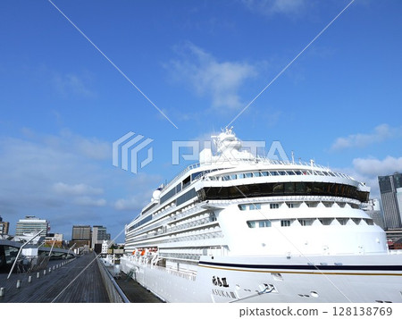 飛鳥三號停泊在大棧橋碼頭 128138769