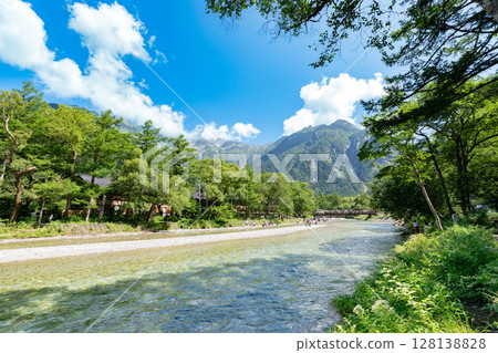 <Nagano Prefecture> The magnificent view of Kamikochi: Kappa Bridge, the Hotaka mountain range and the Azusa River 128138828