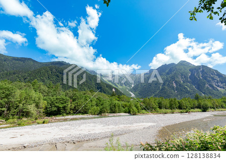 <Nagano Prefecture> The magnificent view of Kamikochi: Kappa Bridge, the Hotaka mountain range and the Azusa River <Nagano Prefecture> The magnificent view of Kamikochi: Kappa Bridge, the Hotaka mountain range and the Azusa River 128138834