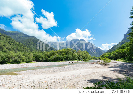 <Nagano Prefecture> The magnificent view of Kamikochi, Azusa River <Nagano Prefecture> The magnificent view of Kamikochi, Azusa River 128138836