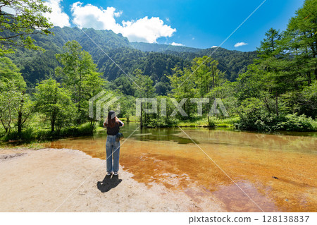 <Nagano Prefecture> The spectacular view of Kamikochi: Tashiro Pond and tourists 128138837