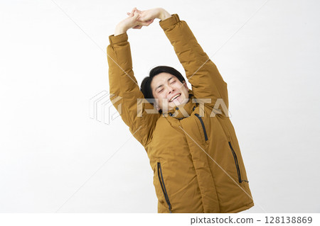 男人穿著羽絨外套伸展白色背景 128138869