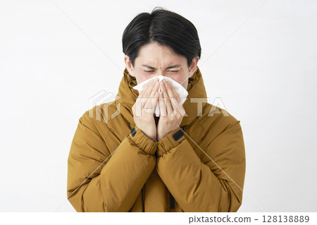 白色背景穿著羽絨衣擤鼻涕的男人 128138889