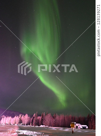 Aurora dancing in the winter sky 128139271