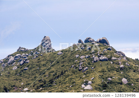 從黑見山眺望世界自然遺產屋久島的衝野山和阿波山（春天） 128139496