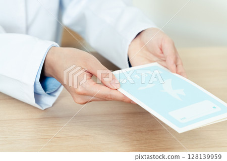 一位女藥劑師遞上處方 一位女藥劑師遞上處方 128139959