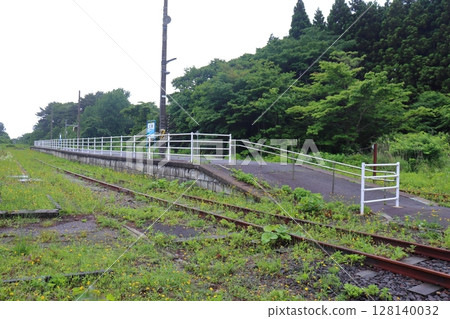 The platform at Minamaya Station, the terminal station on the JR Tsugaru Line, is currently out of service and overgrown with weeds (view towards Kanida) The platform at Minamaya Station, the terminal station on the JR Tsugaru Line, is currently out of service and overgrown with weeds (view towards Kanida) 128140032