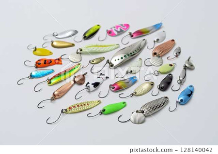 在白色背景上拍攝的一組色彩繽紛的魚餌、勺子和其他人工魚餌 128140042