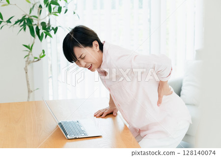 患有腰痛的中老年女性 128140074