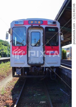 Matsuura Railway MR-600 series train bound for Imari Station Matsuura Railway MR-600 series train bound for Imari Station 128140146