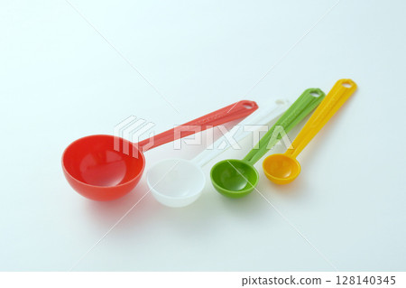 Colorful plastic measuring spoons for cooking spices 128140345