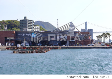 關門海峽大橋與唐戶市場的景觀（山口縣下關市） 128140425