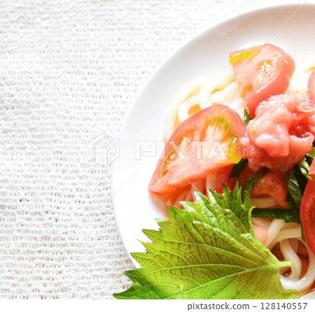 Cold nutritious udon noodles topped with frozen grated tomatoes Cold nutritious udon noodles topped with frozen grated tomatoes 128140557