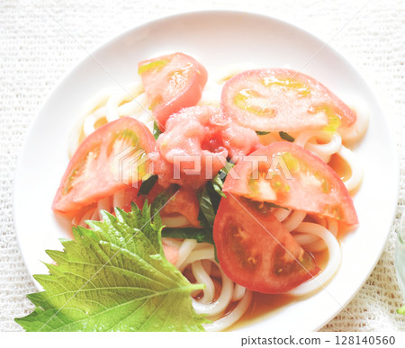 Cold nutritious udon noodles topped with frozen grated tomatoes 128140560