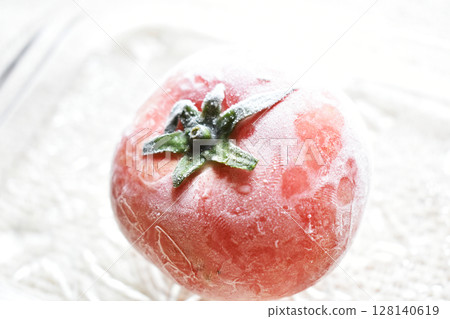 冷凍西紅柿特寫——在炎熱的天氣裡用來烹飪的磨碎西紅柿 128140619