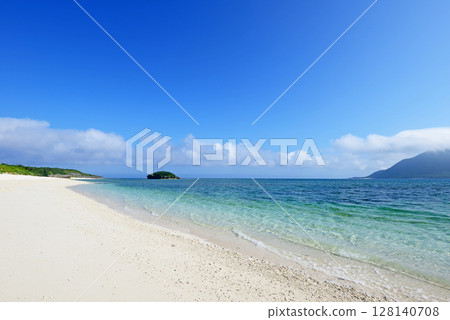 Beautiful sea sparkling in the morning sun Beautiful sea sparkling in the morning sun 128140708