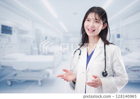 一位女醫生在醫院微笑著向病人解釋 一位女醫生在醫院微笑著向病人解釋 128140965