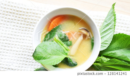 用夏季代表性蔬菜 molokheiya 製作的營養味噌湯 用夏季代表性蔬菜 molokheiya 製作的營養味噌湯 128141241