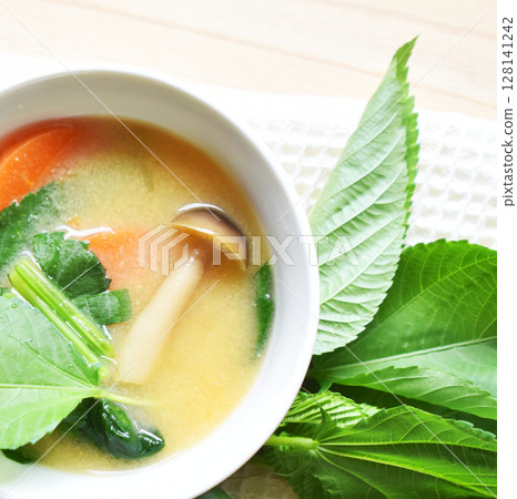 Nutritious miso soup made with molokheiya, a representative summer vegetable 128141242