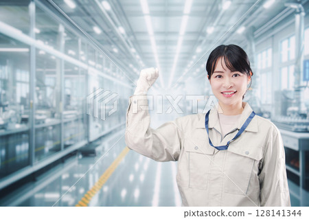 在一家大工廠工作的微笑年輕女子 128141344