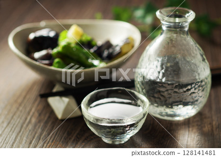 清酒和炸茄子 128141481