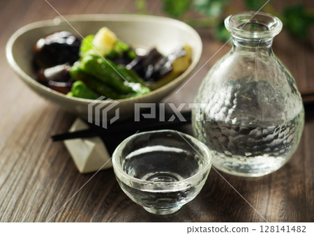 清酒和炸茄子 清酒和炸茄子 128141482