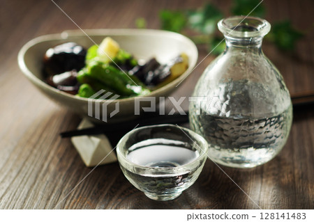 清酒和炸茄子 128141483