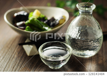 清酒和炸茄子 清酒和炸茄子 128141484