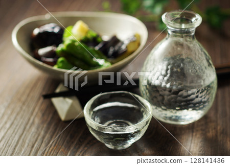 清酒和炸茄子 清酒和炸茄子 128141486