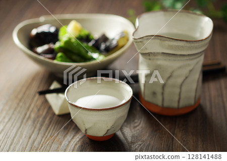 清酒和炸茄子 128141488