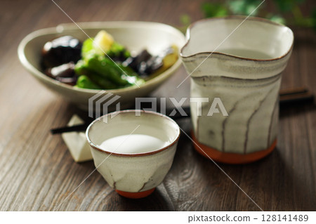 清酒和炸茄子 清酒和炸茄子 128141489