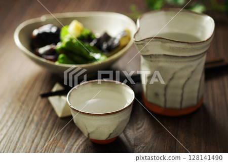 清酒和炸茄子 128141490