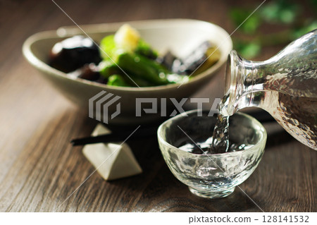 Pouring sake and deep-fried eggplant Pouring sake and deep-fried eggplant 128141532