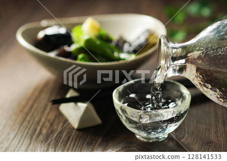 Pouring sake and deep-fried eggplant 128141533