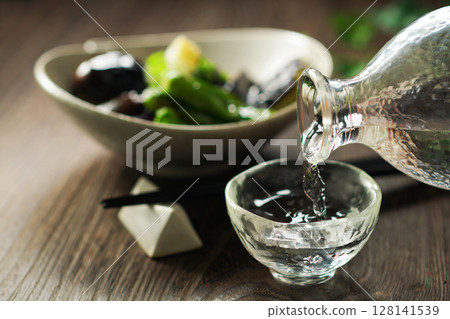 Pouring sake and deep-fried eggplant Pouring sake and deep-fried eggplant 128141539