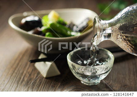 Pouring sake and deep-fried eggplant Pouring sake and deep-fried eggplant 128141647