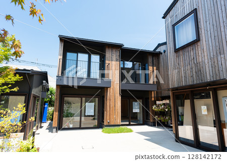 從東京都調布市深大寺東町2丁目目堂的庭院看到的北側建築 從東京都調布市深大寺東町2丁目目堂的庭院看到的北側建築 128142172