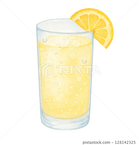 淡黃色碳酸飲料倒入玻璃杯中，有氣泡、檸檬片和冷凝水 128142325