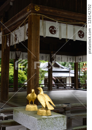 日牟禮八幡神社金鴿像 128142702