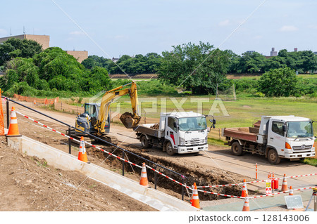 毗鄰居民區的護岸施工 128143006